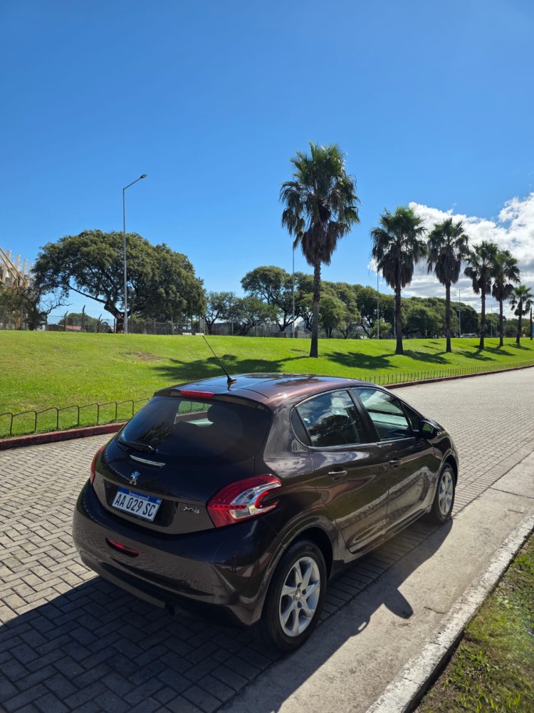 Peugeot 208 Allure touchscreen — foto 3